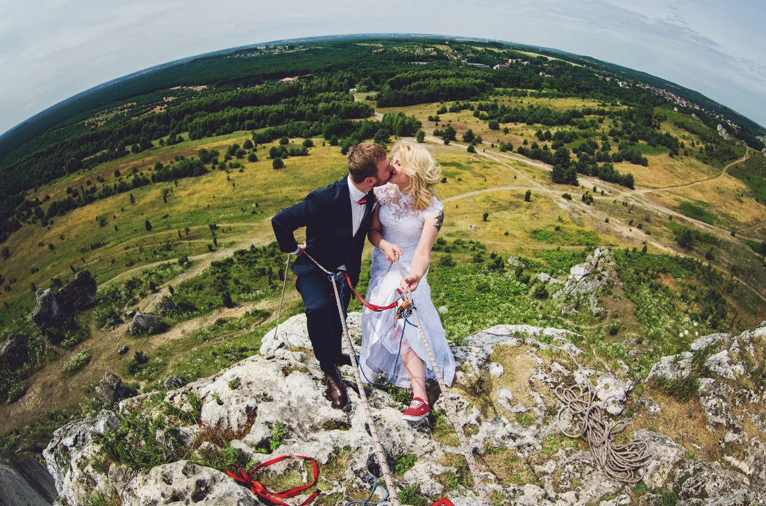 Nietuzinkowa sesja ślubna na skale z panoramicznym krajobrazem